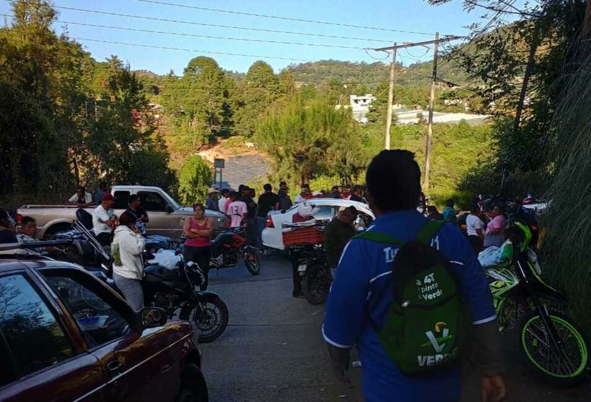 Los habitantes del municipio sureño atravesaron vehículos en la carretera Tenancingo-Santa Ana Ixtlahuatzingo. Foto Especial