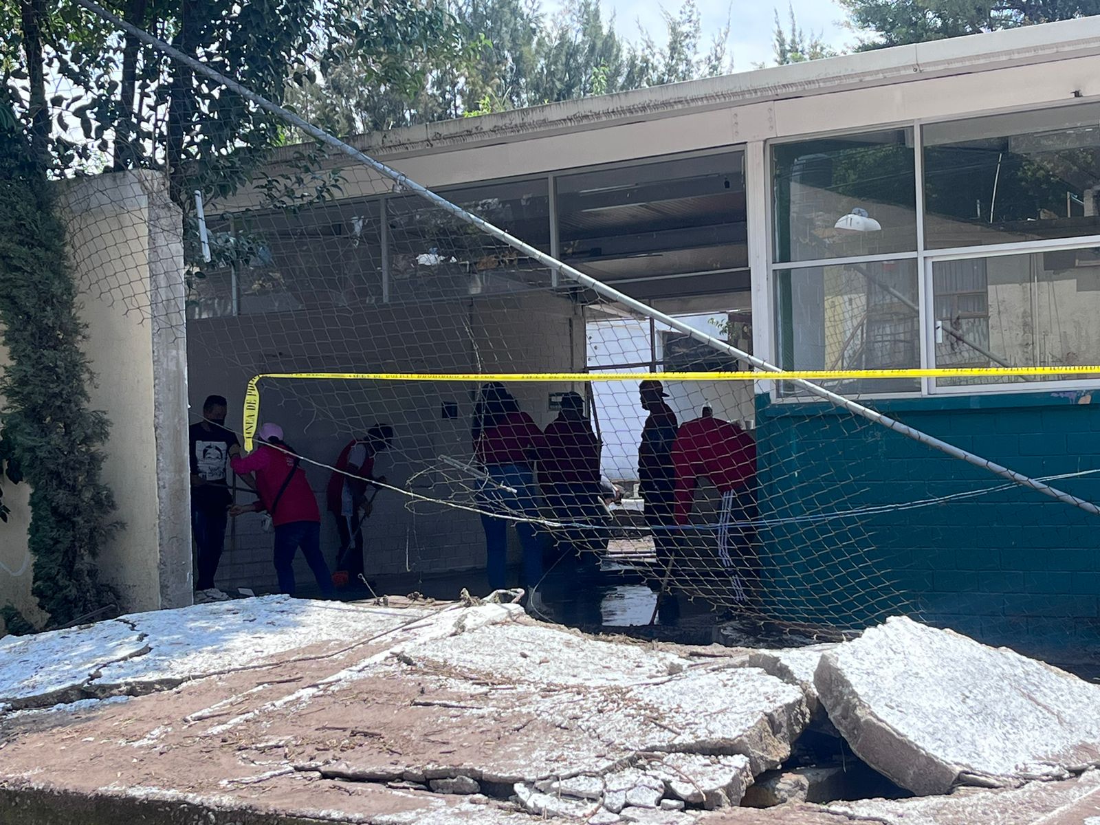En uno de los cuatro planteles de Coacalco una barda se colapsó.