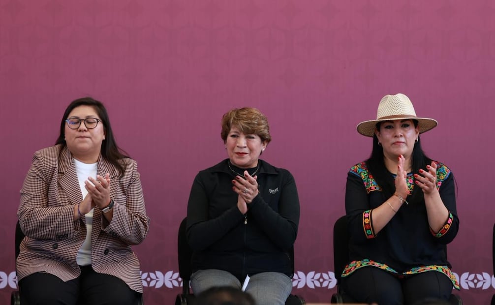 Autoridades distribuyen la Cartilla de los Derechos de las Mujeres como parte de la estrategia nacional de protección. Foto Alejandro Vargas / El Universal