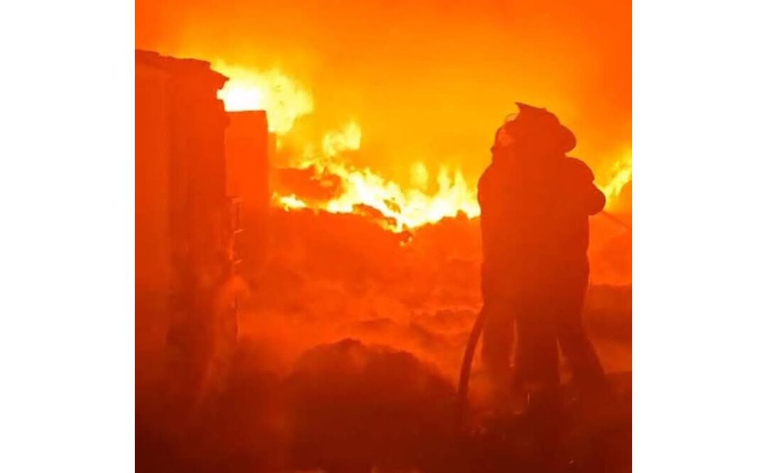 Valle de Chalco en llamas. El fuego devora bodegas y genera pánico. Foto: Especial