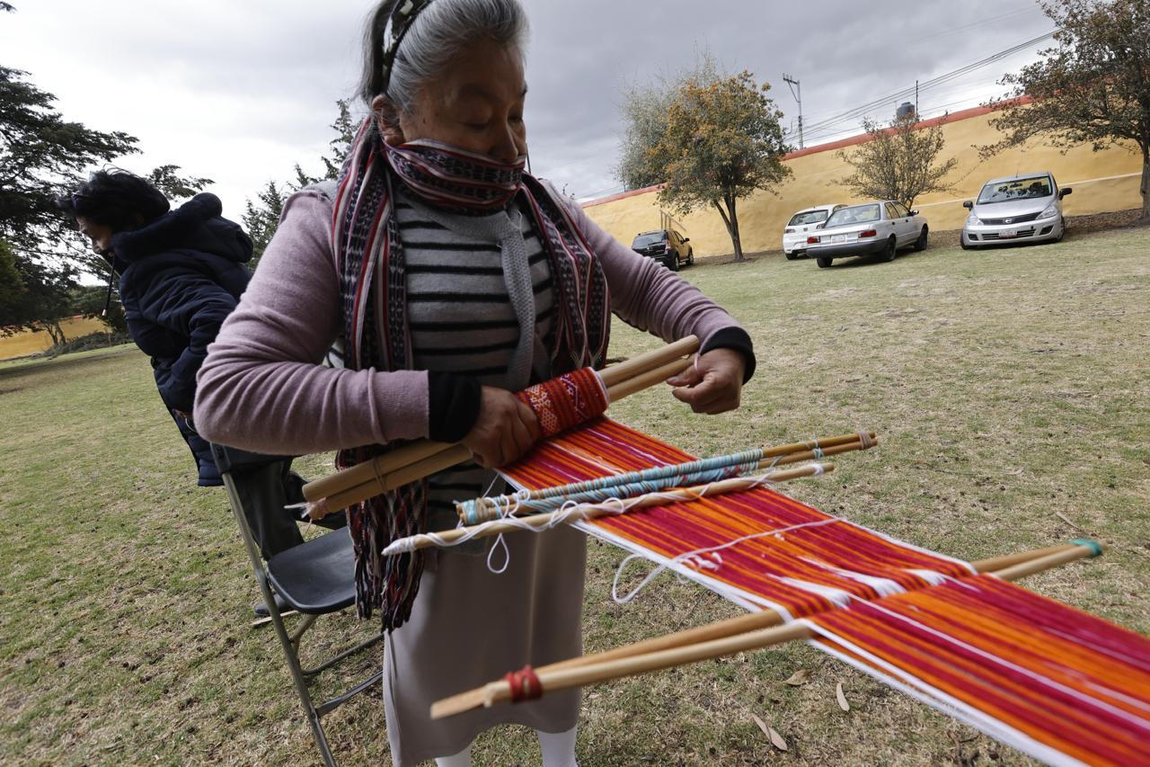 La historia de Reyna Rayón es un testimonio del poder de la tradición y la creatividad, que se entrelazan para crear piezas únicas y llenas de significado. Foto Jorge Alvarado
