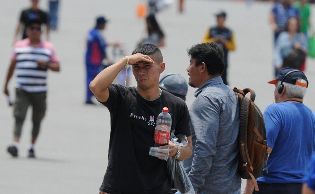 México vive en extremos: mientras algunos disfrutan del sol, otros se resguardan del frío. Foto: Especial