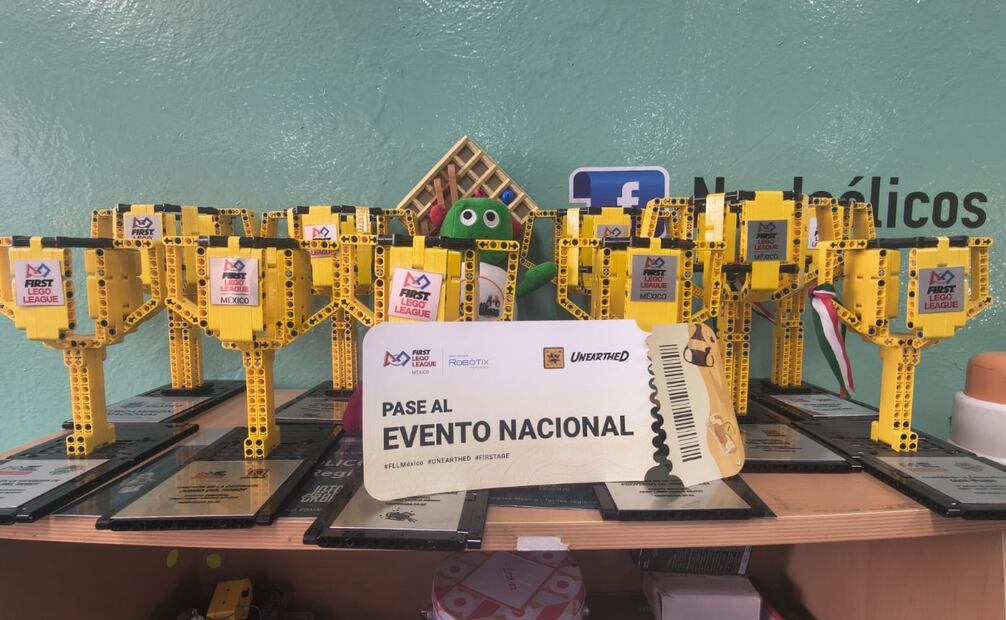 Integrantes de Nucleólicos, el equipo de la Secundaria No. 12 que brilla en el mundo de la robótica educativa. Foto Especial