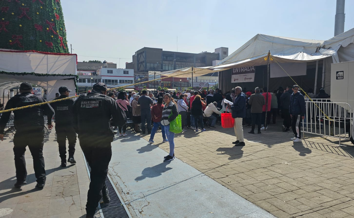 Vecinos de Ecatepec hacen fila para aprovechar los descuentos del programa "Borrón y Cuenta Nueva" Foto: Especial