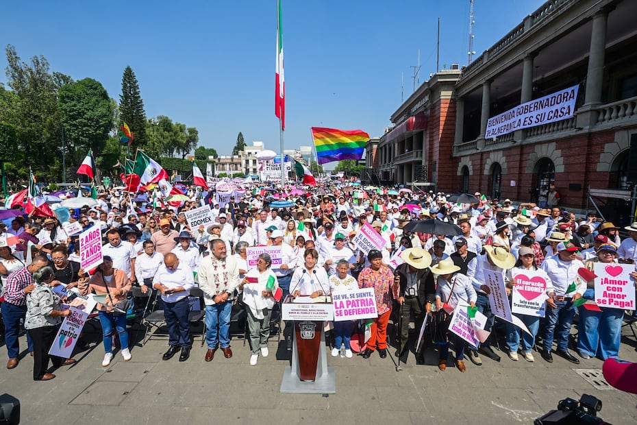 Entre gritos de “no estás sola” y aplausos desde la explanada, Delfina Gómez Álvarez cerró su mensaje con una referencia al respaldo de los mexiquenses hacia la presidenta de México. Foto: especial