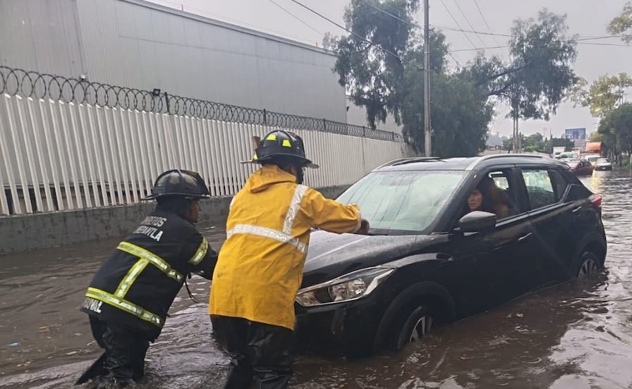 Autos quedan atrapados por severas inundaciones en avenidas de Tlalnepantla


