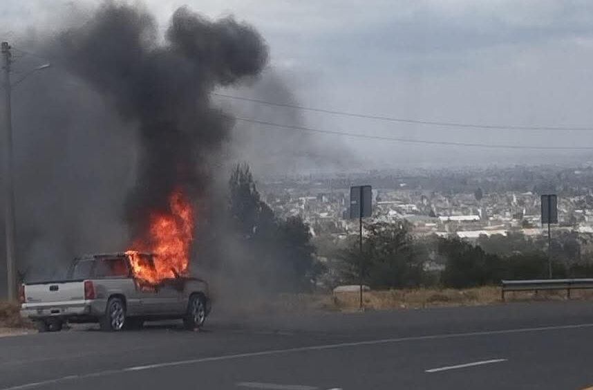 Camioneta se incendia en la Toluca-Naucalpan, a la altura de Xonacatlán