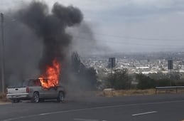 Camioneta se incendia en la Toluca-Naucalpan, a la altura de Xonacatlán