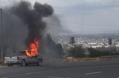 Camioneta se incendia en la Toluca-Naucalpan, a la altura de Xonacatlán
