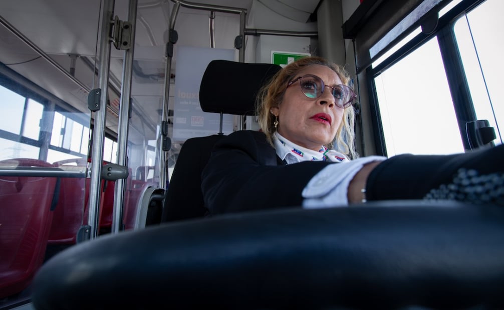 Blanca Guadalupe conduce diariamente una unidad articulada de la Línea 4 del Mexibús, cumpliendo un sueño que nació hace décadas. Foto Especial