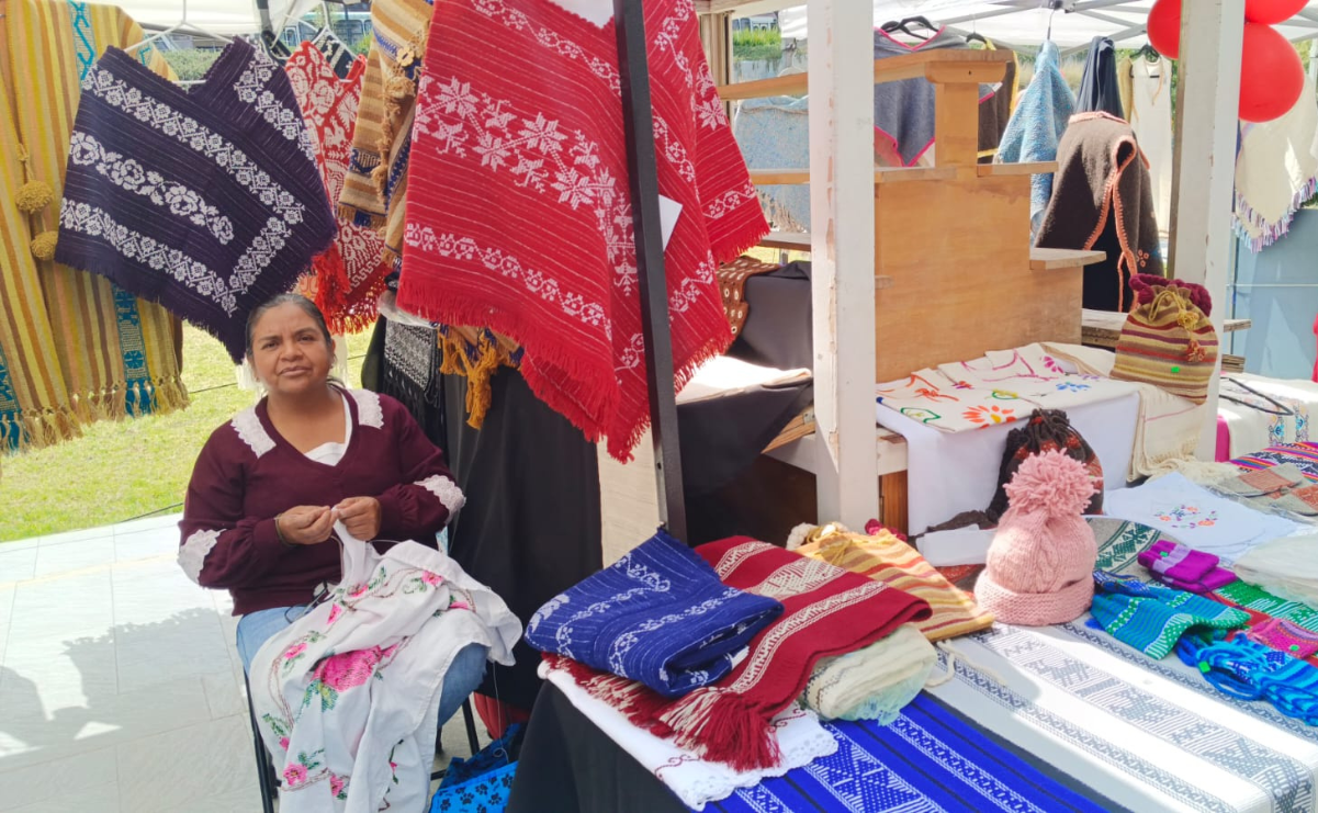 La venta artesanal en Toluca, impulsada por el IIFAEM, apoya directamente la economía de los artistas populares del Estado de México. Foto: Especial