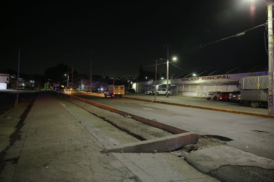 Jornada de limpieza bajo las torres de alta tensión en la colonia México Nuevo, sitio del futuro parque lineal. Foto Especial