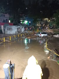 ¡Se quedó varado! Un conductor quedó atrapado en la lluvia