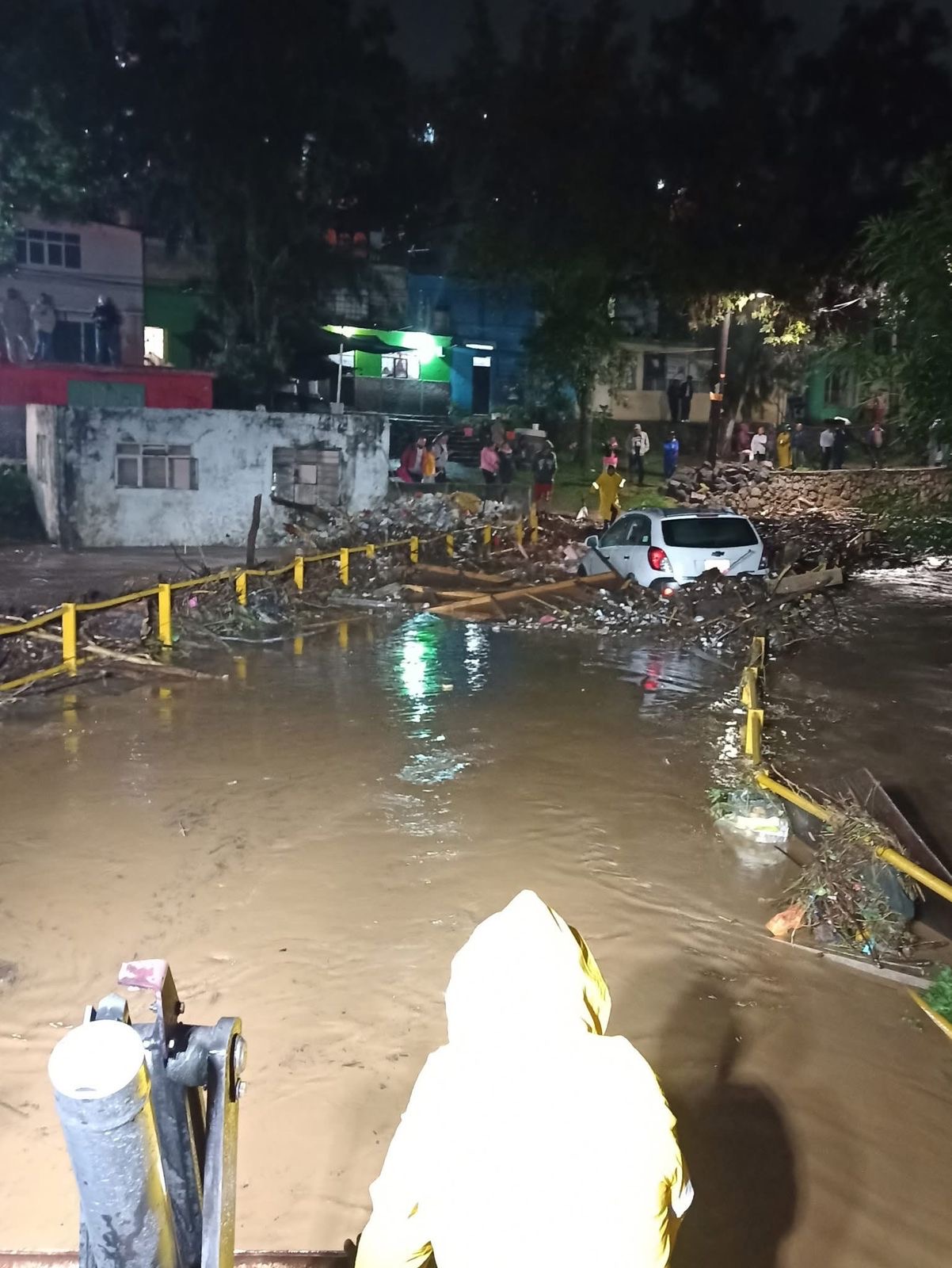¡Se quedó varado! Un conductor quedó atrapado en la lluvia