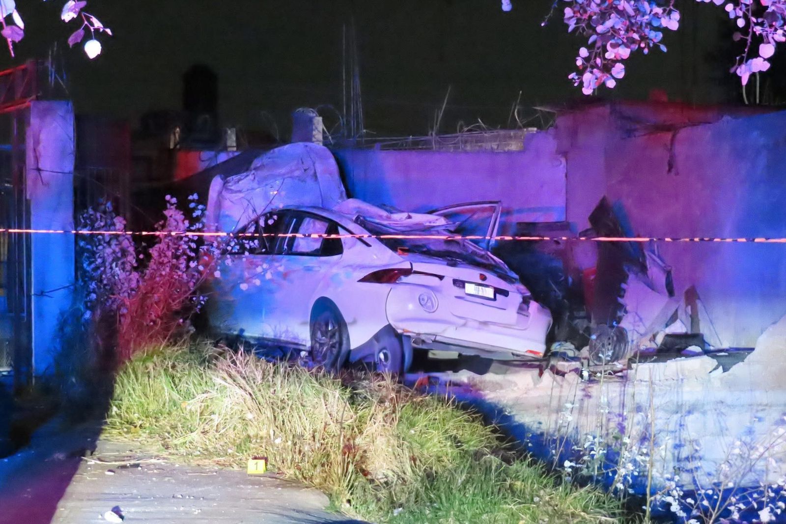 Auto impacta contra barda en Paseo Matlazincas en Toluca; copiloto muere