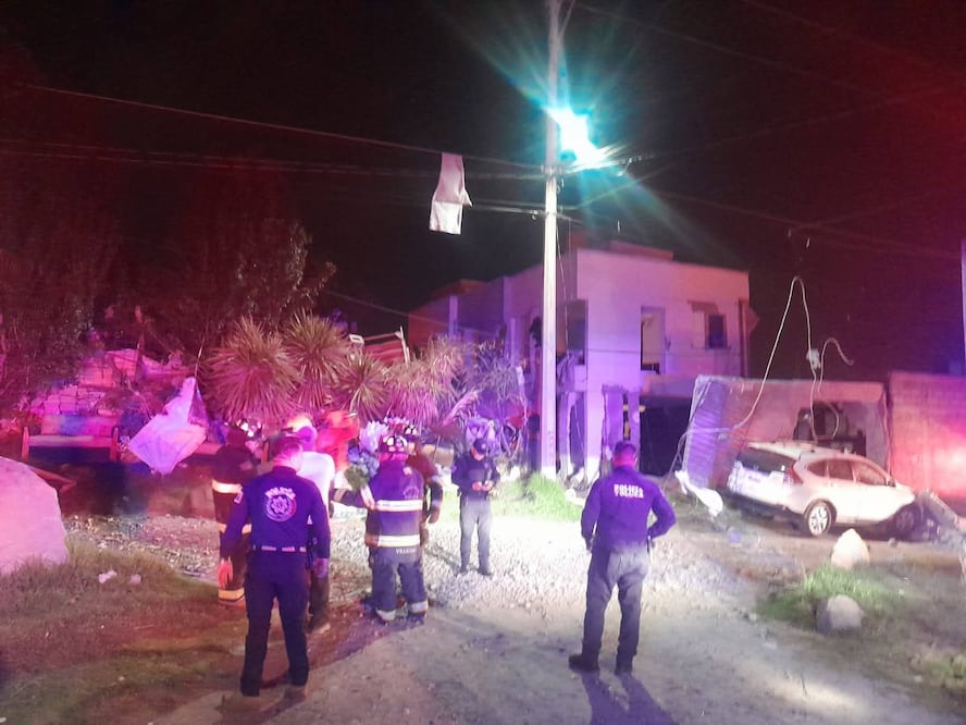 Cuerpos de emergencia laboran en la zona de Calzada al Pacífico tras el estallido reportado antes de las 22:00 horas. Foto Especial