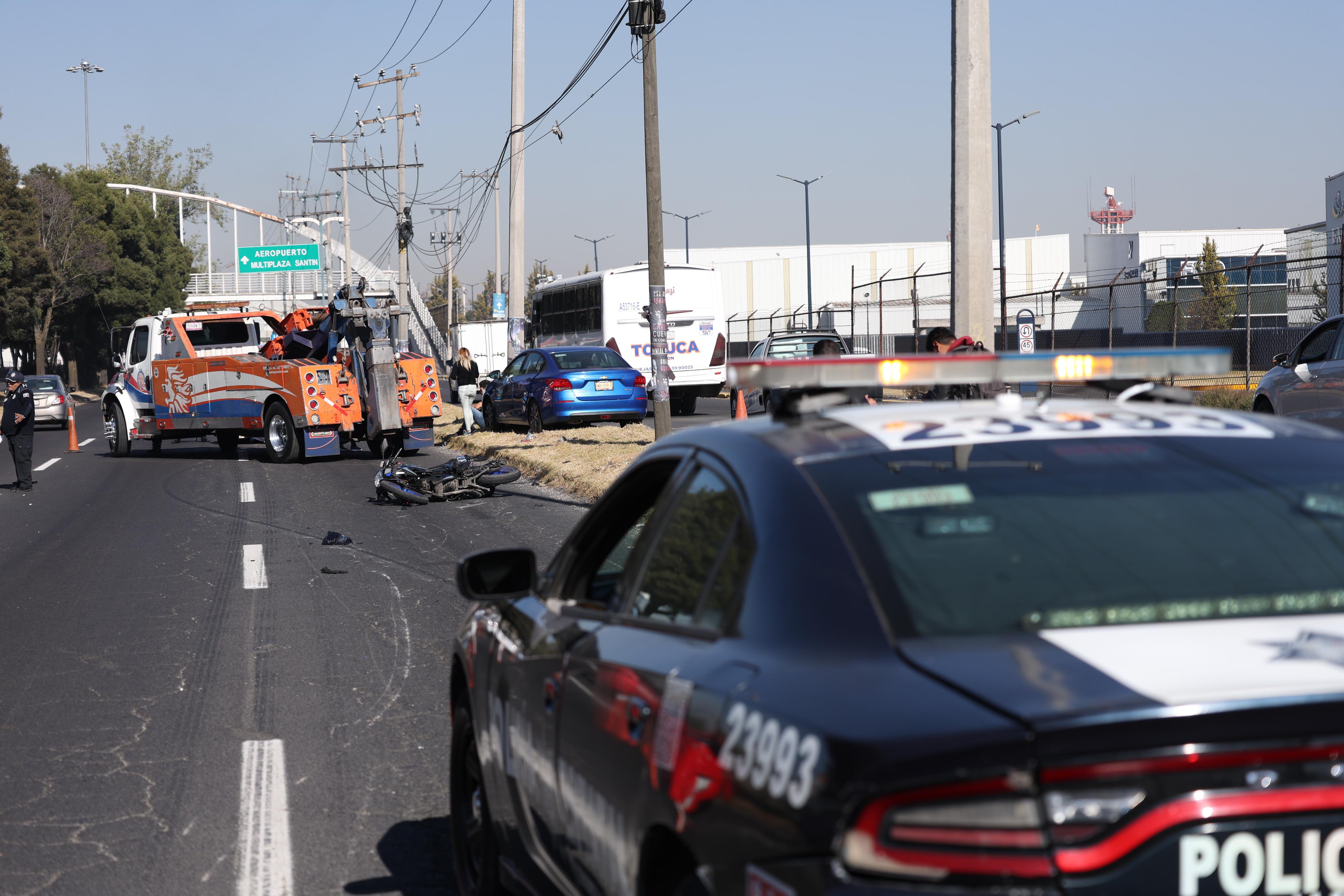 Motociclista muere tras impactar contra grúa en Bulevar Aeropuerto, en Toluca