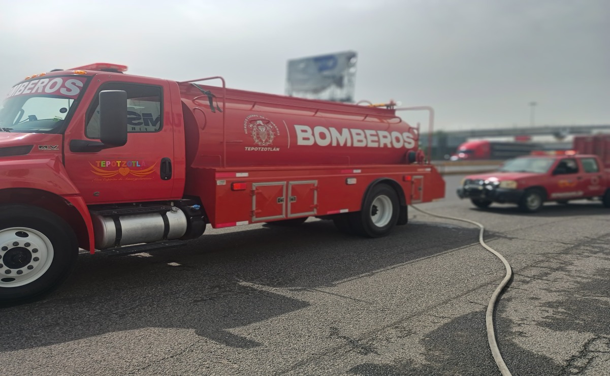 Luego de controlar las llamas que se originaron en la caja del tráiler, los bomberos municipales no reportaron personas lesionadas por la situación. Foto: Especial