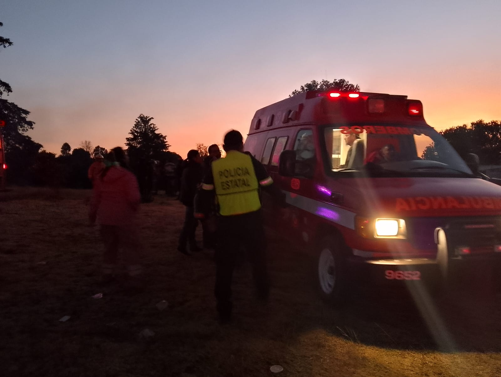 Al lugar llegaron cuerpos de emergencias para atender a los heridos. Foto Especial