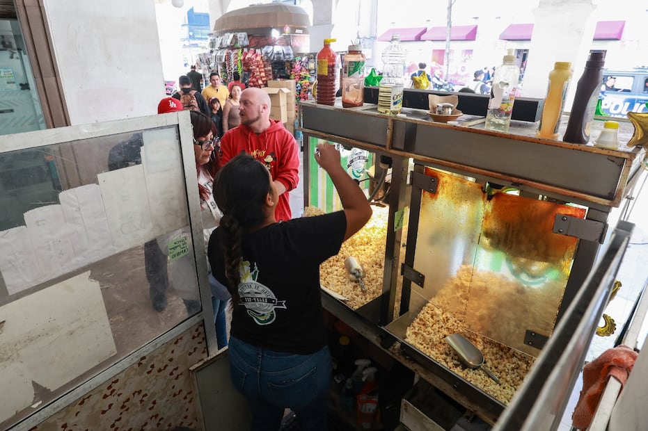 Palomitas de caramelo y sal, un "clásico obligado" para quienes visitan los Portales de la capital mexiquense. Foto Alejandro Vargas / El Universal