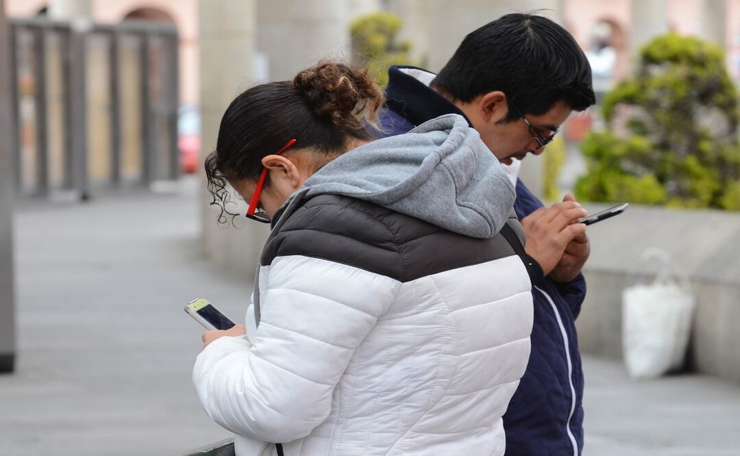 En caso de robo contacta a tu operador móvil: Comunícate con tu compañía telefónica (Telcel, AT&T, Movistar, etc.) y explica la situación. Foto: Arturo Hernández