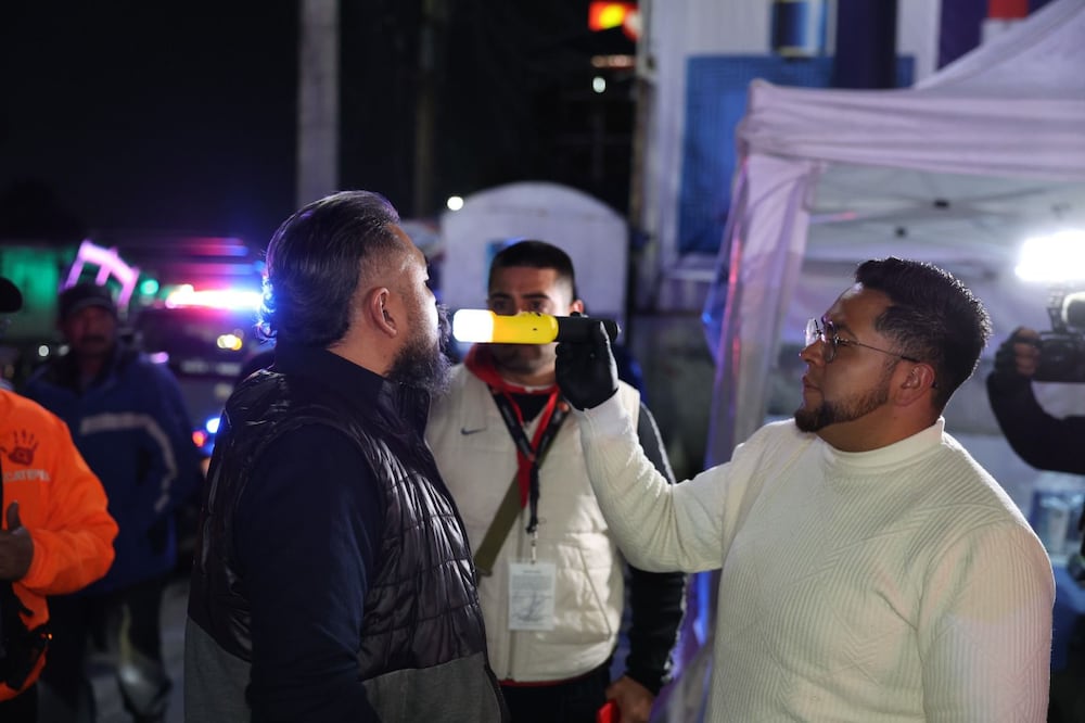 Personal médico realizó pruebas de alcoholemia respetando los protocolos de derechos humanos y salud pública. Foto Especial