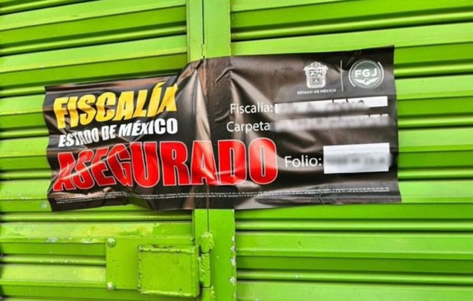 La fiscalía estatal analiza cámaras de seguridad para identificar a los dos encapuchados que perpetraron el atentado. Foto Especial