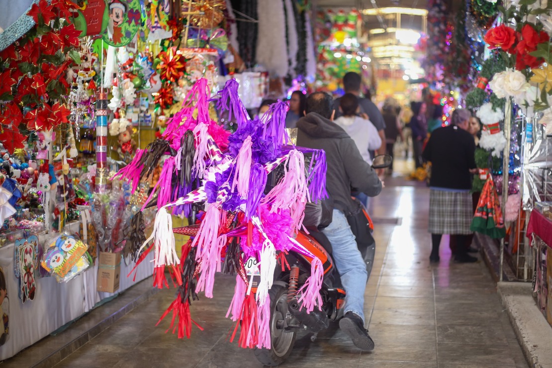 Algunos logran ahorrar por los adornos de años pasados / Foto Luis Camacho