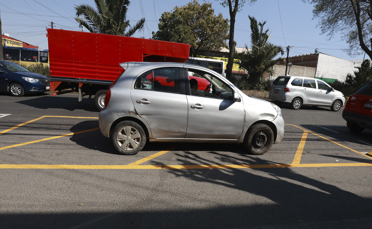 La ciclovía es invadida por vehículos y comerciantes. Foto: Alejandro Vargas / El Universal Estado de México
