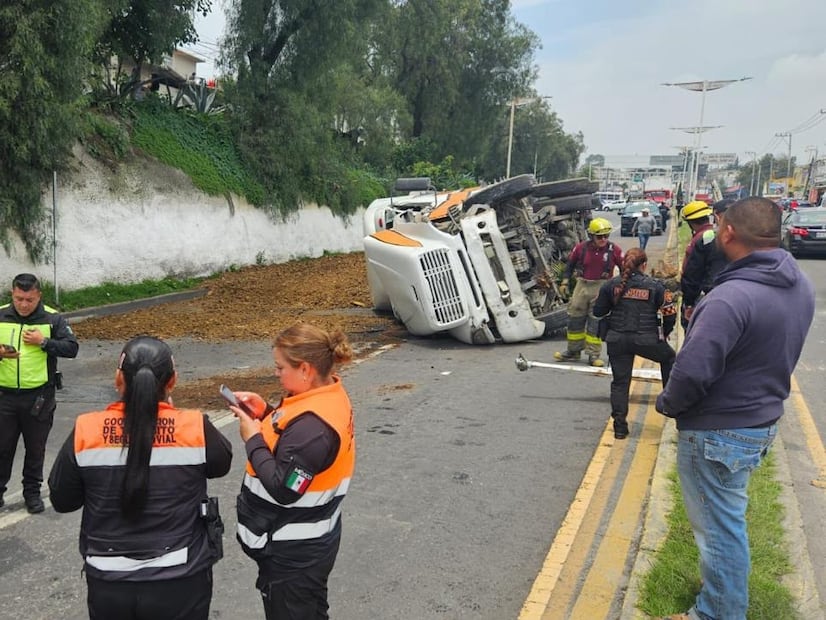 Las autoridades desviaron el tráfico hacia la calle Canal del Norte como ruta alterna para quienes se dirigen al centro de Tecámac. Foto: especial
