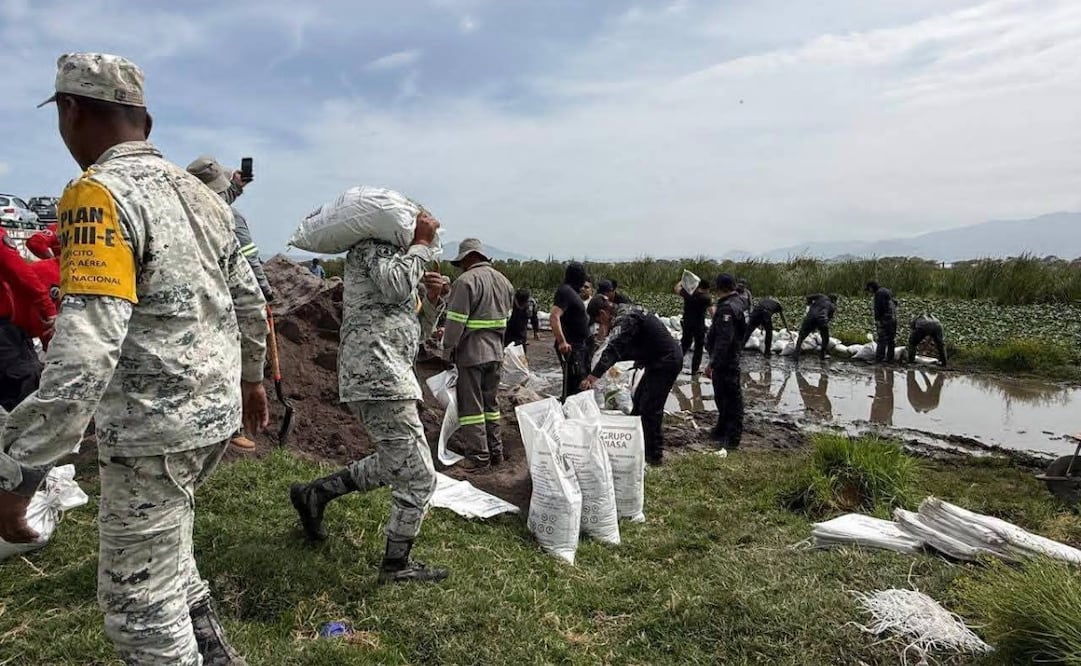 Elementos de diversos órdenes de gobierno se unieron para colocar costales y formar diques protectores en la ribera del Río Lerma. Foto Especial