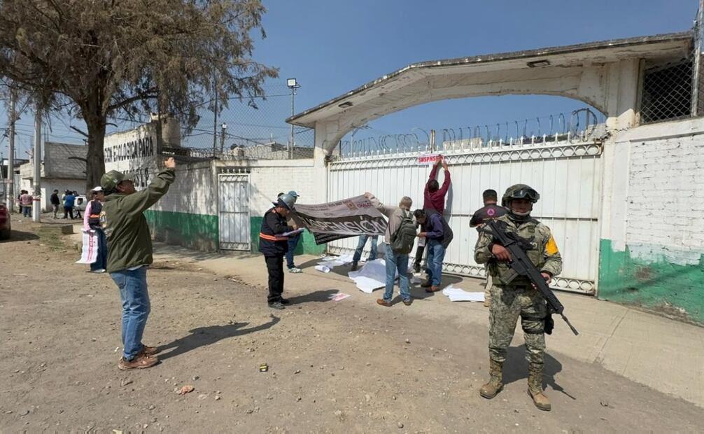 Vecinos de la colonia Emiliano Zapata bloquean la caseta de Chalco exigiendo la reubicación de plantas de gas. Foto Especial