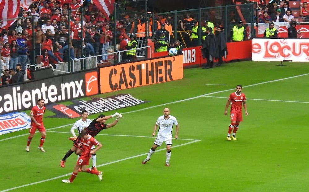 José Antonio Rodríguez se convirtió en figura con buenas salidas y atajadas que evitaron la caída de su arco. Foto: Ivan Monroy