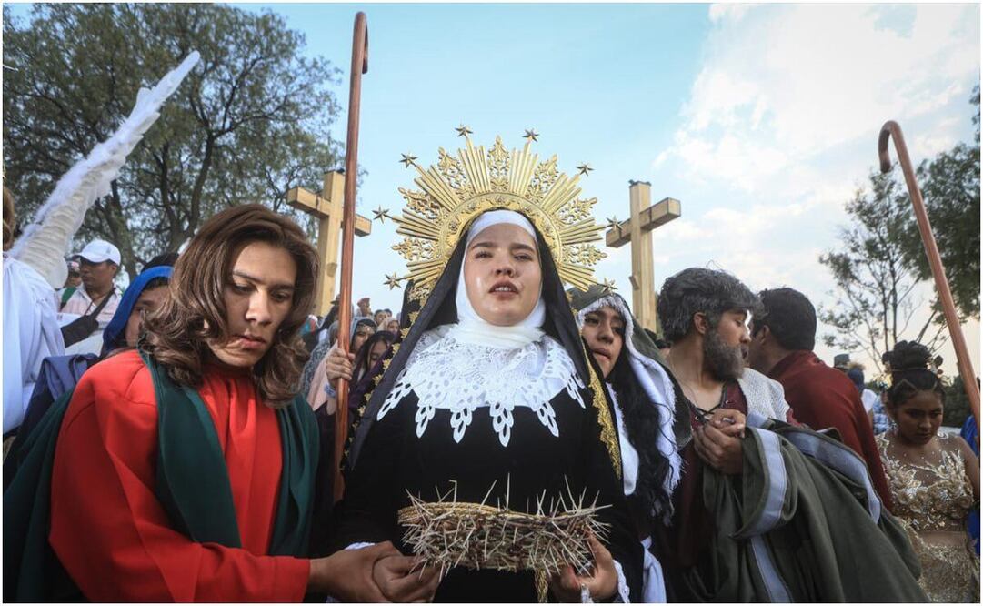 La Virgen presenta la corona de espinas que le pondrá a Jesucristo. Foto: Gabriel Pano /EL UNIVERSAL