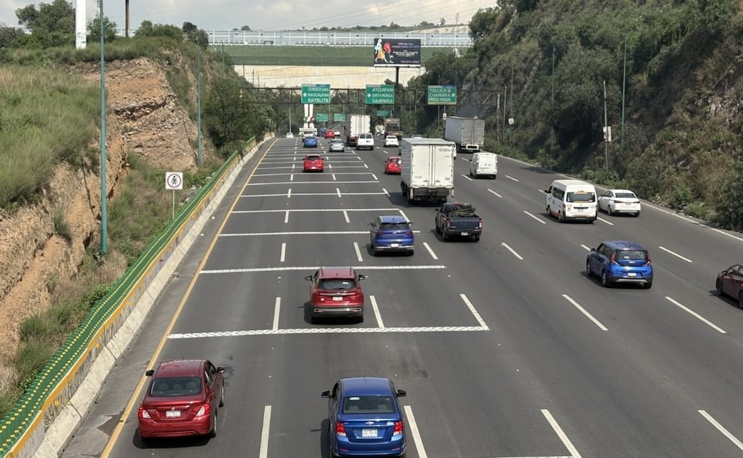Cuadrillas redujeron la circulación de tres a dos carriles en los carriles centrales en dirección a Tepotzotlán para colocar los dispositivos. Foto Especial
