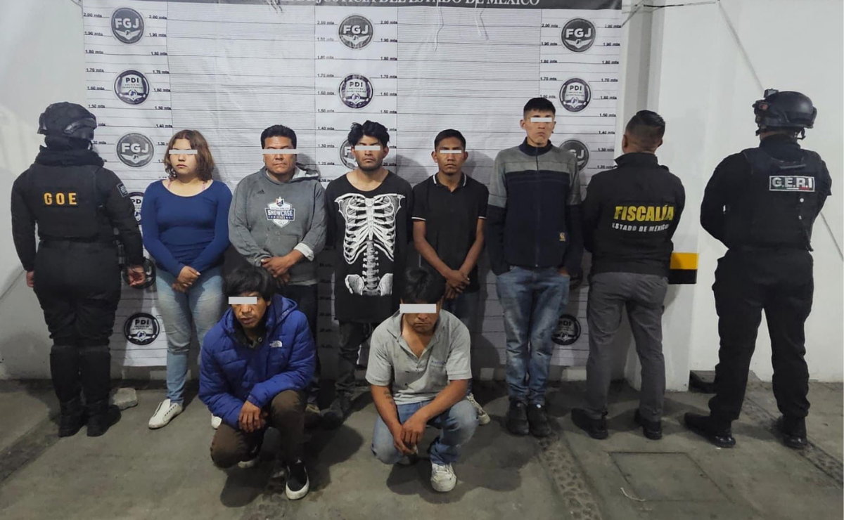 Elementos de seguridad presentan a los detenidos de la banda 'Los Pizzeros', tras el operativo en Toluca Foto: Especial