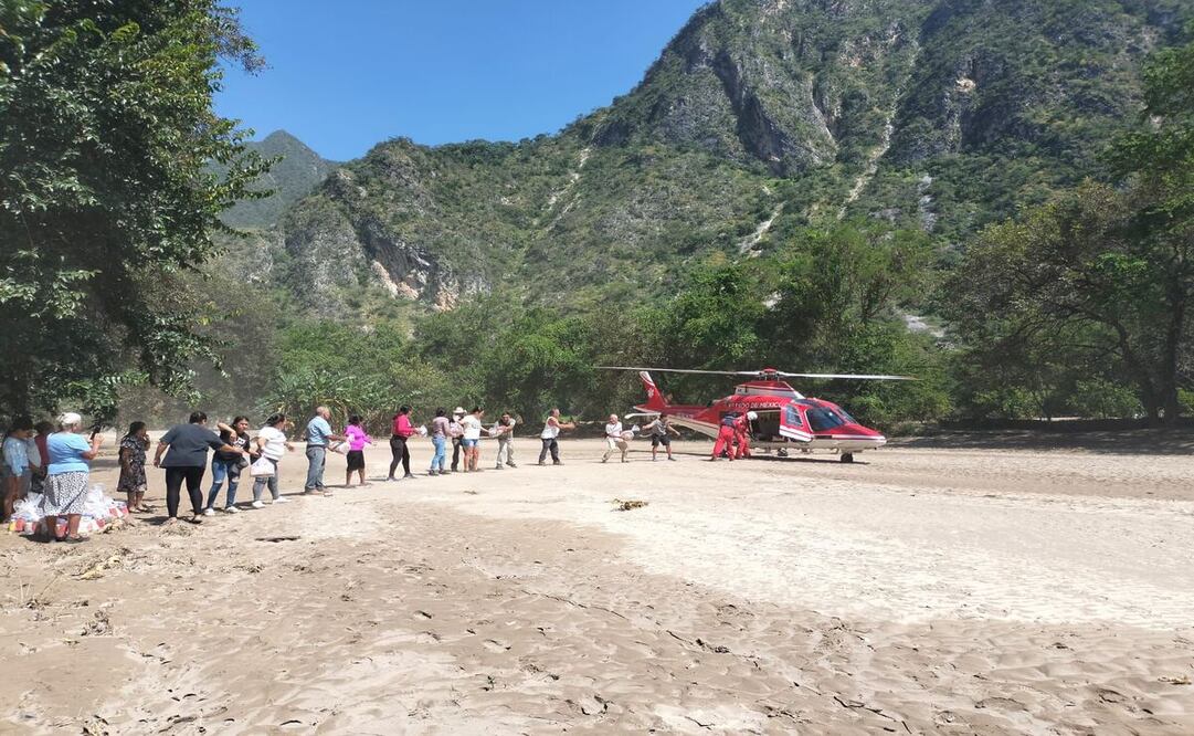 El Grupo de Rescate Aéreo Relámpagos realizó 17 vuelos, donde repartieron 303 despensas / Foto Especial