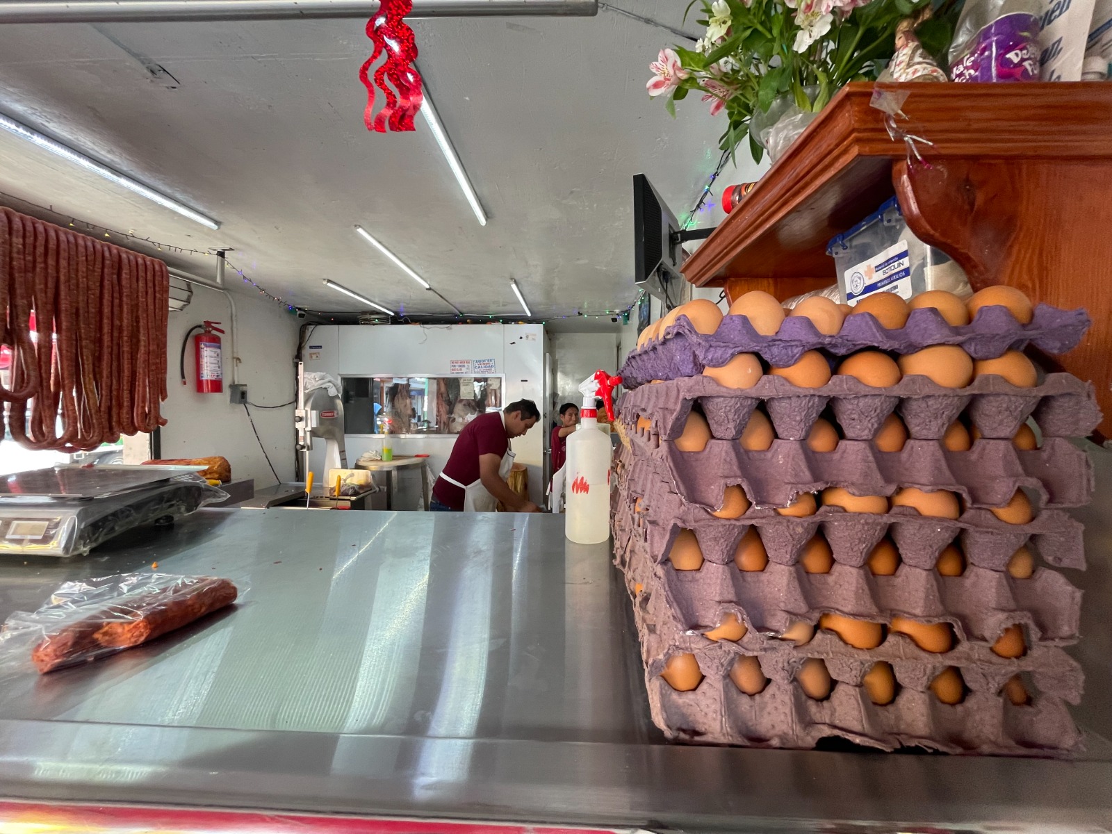 El costo del huevo ha experimentado un incremento considerable en los últimos tiempos, alcanzando precios de hasta 65 pesos por kilogramo en algunas regiones. Foto Michelle Sánchez