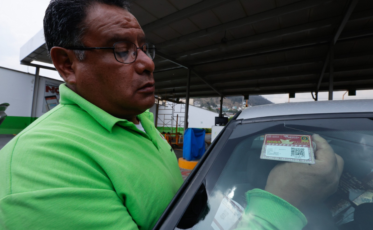 Un automovilista recibe el resultado de la verificación de su vehículo en un centro de verificación del Estado de México / Foto: Jorge Alvarado