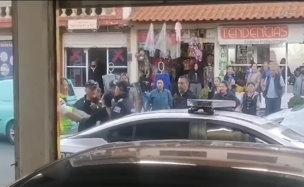 Una mujer policía y dos mujeres civiles se enfrentaron a golpes en plena calle de Zinacantepec. Foto: Especial