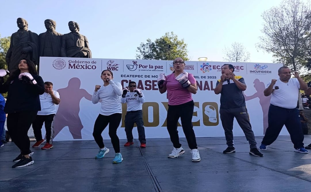 Azucena Cisneros Coss, alcaldesa de Ecatepec encabezó el evento realizado en la explanada municipal / Foto Emilio Fernández