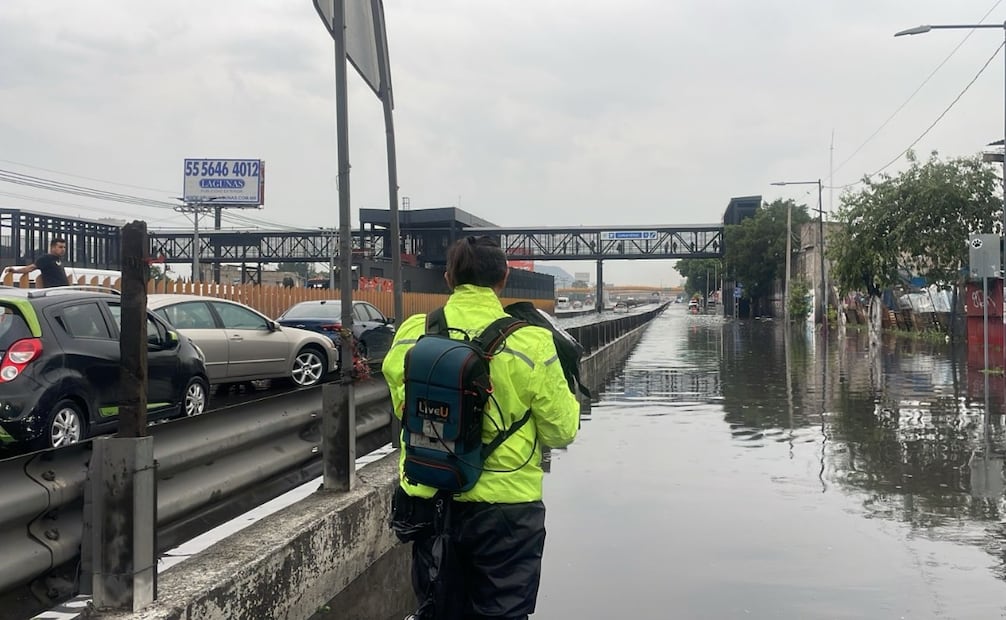 El bajo puente del distribuidor vial en Santa Martha Acatitla quedó completamente inundado tras la intensa lluvia de esta tarde. Foto Especial