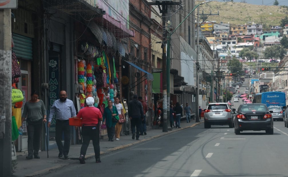 Víctimas señalan que los ladrones fingen tropiezos para robar celulares y carteras, presuntamente auxiliados por ambulantes. Foto Alejandro Vargas / El Universal
