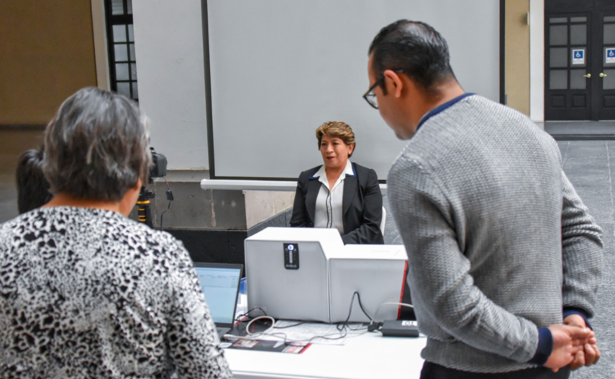 Delfina Gómez recibe su credencial, un paso para fortalecer la identidad institucional en el Edomex. Foto: Especial