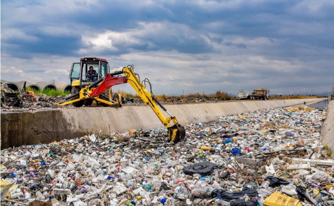 Trabajos de limpieza en el Dren Chimalhuacán II, donde la CAEM retiró 15 toneladas de basura para prevenir inundaciones. Foto: Especial