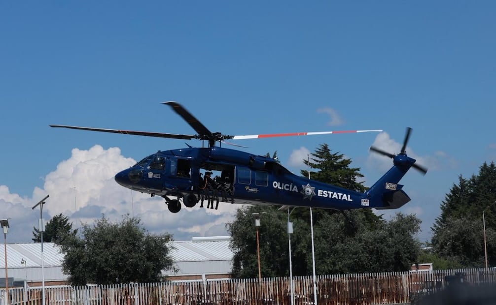 La gobernadora Delfina Gómez Álvarez encabezó la entrega del helicóptero táctico Black Hawk, adquirido con una inversión de 170 millones de pesos. Foto Alejandro Vargas / El Universal