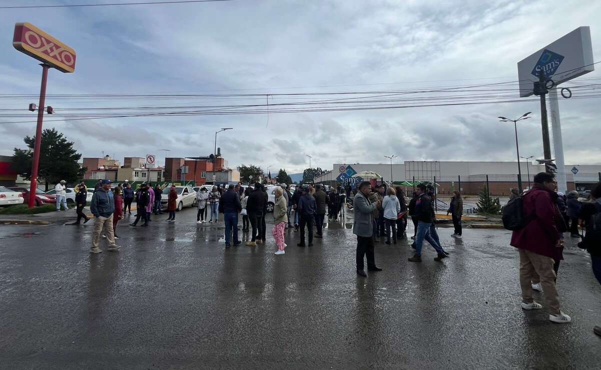Más de 60 vecinos de Santín y Sauces se manifestaron cerrando los accesos  principales a la zona habitacional. Foto: Macrina  Vázquez