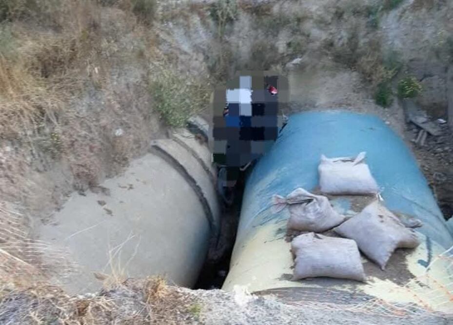 El conductor cayó en una excavación como parte de las obras del Sistema Cutzamala. Foto Especial