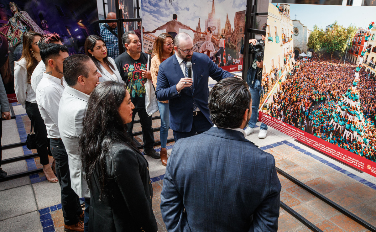 El público disfruta de la exposición "Catalunya, tierra de tradición y cultura popular" Foto: Especial