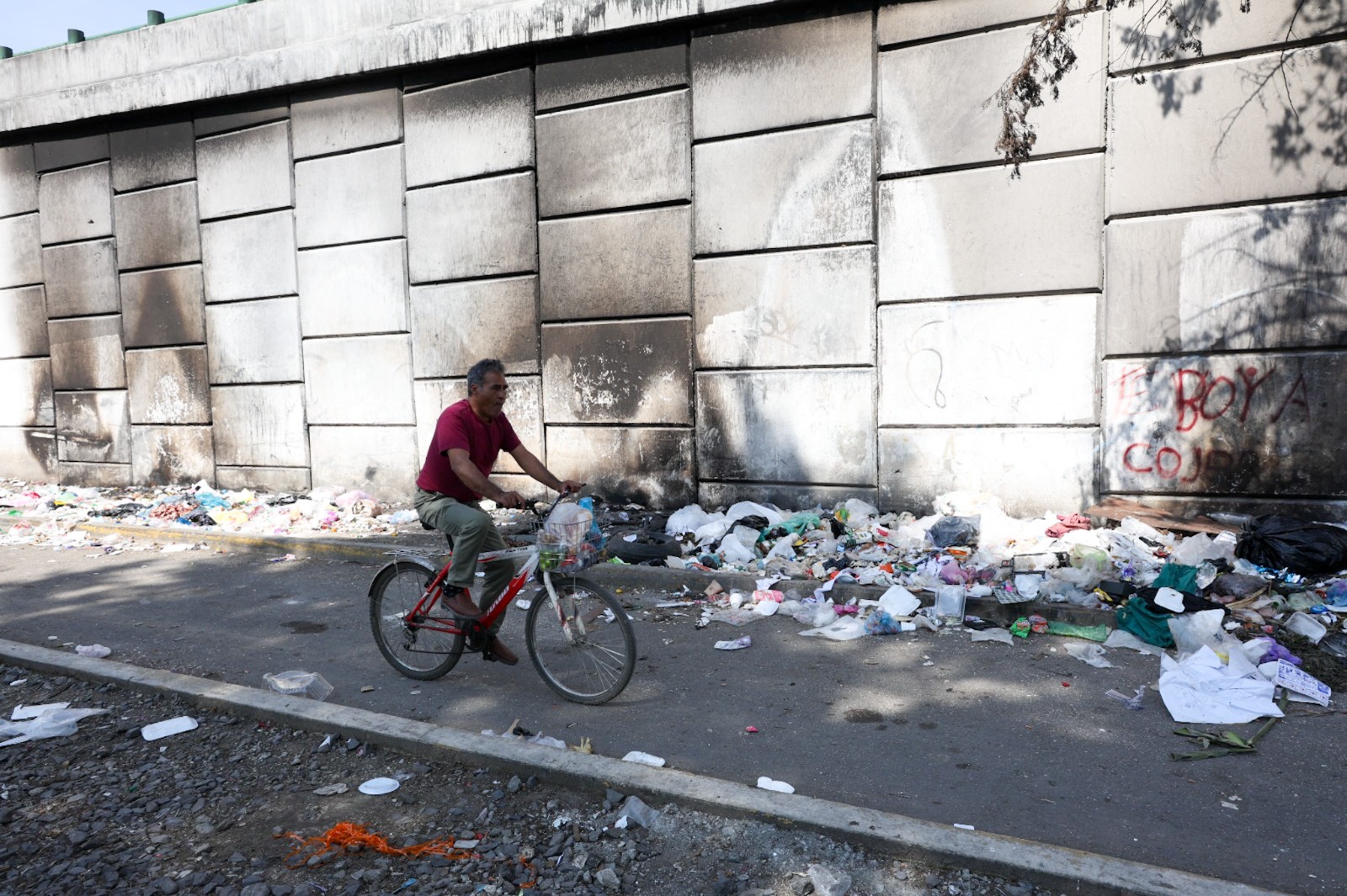 La falta de reciclaje y la disposición inadecuada de los residuos generan un grave impacto ambiental y social en el Estado de México. Foto Especial